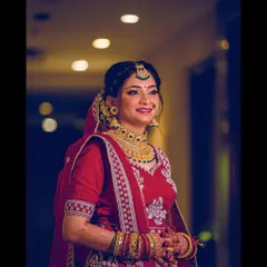 My stunning North Indian bride looks absolutely radiant for her Pheras. The classic red lehenga, gold jewellery, and a bright, happy smile make for a picture-perfect wedding moment.