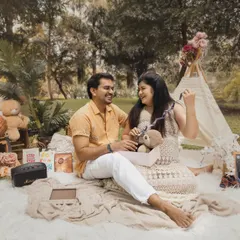 For a relaxed and natural feel, I offer outdoor boho-themed shoots. Here, an expecting couple enjoys a beautifully styled picnic, creating candid and joyful memories together.