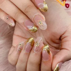 For those who love to shine, we created this celestial-inspired set. It features a sheer nude base adorned with sculpted gold swirls, radiant starbursts, and carefully placed rhinestones for a look that is pure luxe and glamour.