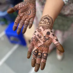 This Karva Chauth special design shows a woman looking at the moon through a sieve (chalni). It's a very popular and traditional design that tells the story of the festival.
