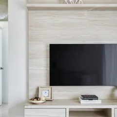 The TV unit exudes Scandinavian elegance with its clean lines and light wood tones. Designed for both style and function, it seamlessly integrates technology while maintaining a minimalist aesthetic.