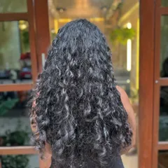 Here are my essential tips for taking care of dry, curly hair. This guide covers everything from hydration and conditioning schedules to gentle detangling and nighttime protection.