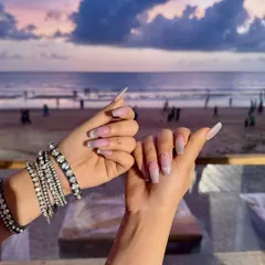 This picture is everything. My client's beautiful nails against the Mumbai sunset. It’s moments like these that I cherish, blending my love for this city with my passion for nail art.