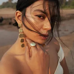 A sun-kissed, natural look for a jewellery brand campaign. I created a dewy, glowing makeup look and a simple, windswept hairstyle to evoke a sense of effortless beachside beauty.