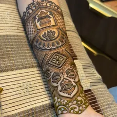 The arm band is almost complete, with a beautiful leafy border being added at the bottom. The combination of different patterns creates a rich texture.