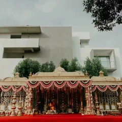 This traditional temple-style mandap was the star of a beautiful Bangalore morning. We love working with intricate, classic designs and making them shine, even after a little drizzle.