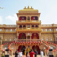 Transforming a palace venue for a wedding is a dream. Here, I decorated the grand facade and staircase with red floral arrangements to create a truly royal and magnificent atmosphere.