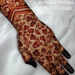 Another look at the gorgeous stain from the floral net design. The color is even and deep across the entire hand.