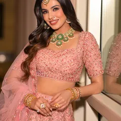 For the modern bride who loves a touch of softness, I create rosy, glowing looks that are both subtle and stunning. This style focuses on radiant skin and romantic pink hues, complemented by soft waves for a fresh, contemporary bridal feel.