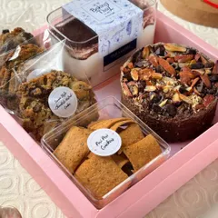 Here’s a closer look at one of my popular Rakhi hampers. It’s the perfect mix of sweet and savory, featuring a rich almond chocolate cake, Levain style cookies, a classic Tiramisu tub, and some zesty Peri-Peri crackers for balance.