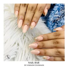 A soft and elegant nude base with a touch of gold foil on the tips. A beautiful and understated design.