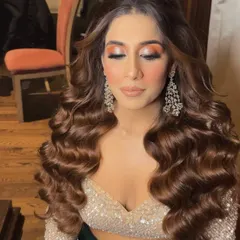 Fuller waves for a true princess look. I used extensions to create this incredibly voluminous and flowing hairstyle, perfect for a grand reception or engagement party.
