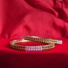 With its graceful leaf-like design in gold and diamonds, this bangle is the perfect piece to add a touch of luxury to your daily life. A true testament to refined taste.