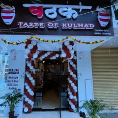 A clean and inviting balloon arch in brand-matching colors for the grand opening of a new cafe. This is how I create a festive and welcoming entrance that draws in customers from day one.
