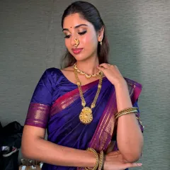 A quiet moment captured before the ceremonies begin. This unfiltered photo shows the real result of my skin-focused technique for this traditional Marathi bridal look. What you see is always what you get.