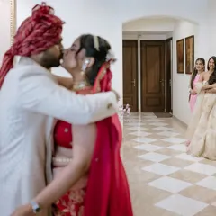 Sandhita and Siddhant share a quick first look and a kiss as the baraat arrives at her home. In the background, her sisters can’t hold back their joy, creating a beautiful, layered moment of family emotion.