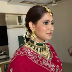 For my timeless brides, a classic look featuring glowing skin and bold kohl-rimmed eyes. This style is elegant and photographs beautifully, paired here with a traditional floral braid.