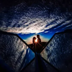 I always look for a unique point of view. Using reflections, I framed this couple against the sunset to create a surreal, dreamlike silhouette. This artistic pre-wedding photography technique turns a simple moment into a breathtaking memory.