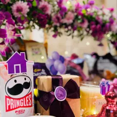 A playful detail from the hamper, where a can of Pringles is topped with a tiny house cutout. It’s these little creative touches that bring a smile and make a gift memorable.