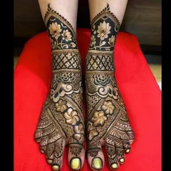 Our bridal packages include beautiful and intricate designs for feet. This example highlights the rich, dark stain from our organic henna, with a combination of bold floral work and delicate patterns.