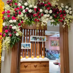 For a touch of luxury, we use premium flowers like orchids and roses. This beautiful arch was designed for an indoor passage, adding a touch of elegance and floral fragrance to the home's interior during a wedding celebration.