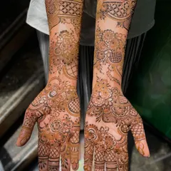 The full view of bride Heeba's beautiful floral mehendi, extending up to the elbows with a mix of bold flowers and delicate fill-work.