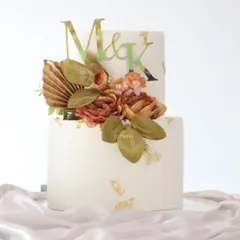A perfect vintage-style cake for an engagement or special occasion. I used dried palm spears and rustic-toned flowers to create this beautiful, earthy arrangement on a clean two-tier cake.