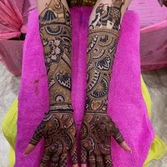 Figurative work is a key skill for a professional mehndi artist. Here you can see a full bridal design featuring a Doli and Baraat scene. I teach the techniques to draw such intricate figures, including grooms, brides, and traditional wedding elements.