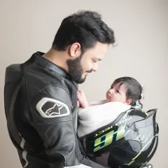 Sometimes, a portrait is more than just a photo; it’s a story about who you are. This father, a passionate biker, wanted to share his love with his newborn. We created this unique and powerful image that beautifully contrasts the ruggedness of his gear with the delicate innocence of his baby.