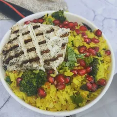 This client meal features poha (flattened rice) with grilled paneer, broccoli, and pomegranate seeds. It's a vibrant, protein-packed dish that supports fat loss and hormonal health.