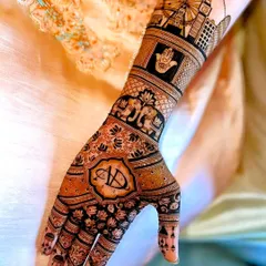 Your story is unique, and your mehandi can be too. This design features a custom London skyline, showing how I can incorporate personal landmarks and stories into your henna.