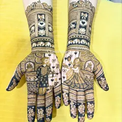 So much love for this Teej festival mehendi! I created custom portraits of the couple, with the bride holding a mirror, surrounded by hearts and traditional elephant motifs. It’s all about those happy festive vibes.