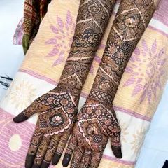 This is a heavy Indo-Arabic design, blending the full coverage of Indian mehendi with the bold motifs of Arabic style. The lotus at the base of the palm adds a classic touch.