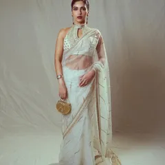 Bhumi Pednekar looking absolutely regal in this ivory organza saree with a high-neck blouse. The look is completed with a vintage-style clutch, perfect for an awards night.