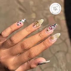 A beautiful and varied Christmas set, with each nail telling a part of the holiday story: snowflakes, bows, glitter, and polka dots.