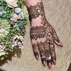A beautiful Arabic-style mehandi with bold floral and leaf motifs. The design flows diagonally across the hand, leaving open space for a very graceful look.