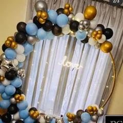 This stylish balloon ring combines light blue, black, white, and chrome gold balloons for a modern look. The simple "love" neon sign makes it a versatile backdrop for anniversaries, engagement parties, or Valentine's Day.