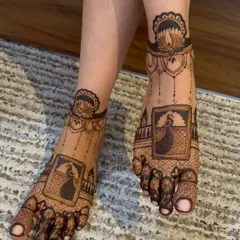 A unique bridal feet design featuring a peacock in a frame, set against a backdrop of palace architecture. The matching designs on both feet create a beautiful symmetry.