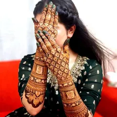 A classic jaali pattern for the back of the hands. This timeless design is elegant and sophisticated, perfect for any bride.