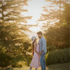 Using the golden hour light in the hills to create a soft, dreamy atmosphere. This natural light pre-wedding shoot showcases a relaxed and romantic vibe, perfect for couples who love the outdoors and want that warm, sun-kissed look.