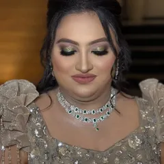 An eyes-closed shot to showcase the beautiful blend of gold and brown eyeshadows. This is a classic glam eye that suits any festive occasion.