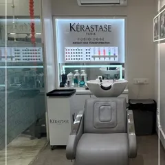 Our dedicated Kérastase Fusio-Dose station. This in-salon ritual offers an instant hair transformation with concentrated formulas tailored to your specific needs.