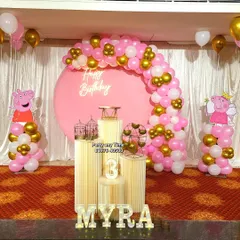 The main stage for the Peppa Pig theme, featuring a pink circular backdrop and a pink and gold balloon arch.