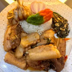 A delicious plate of tender pork belly served with a scrumptious and spicy kanghuman chutney.