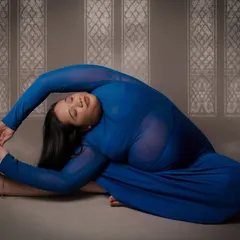 This image captures an advanced side-stretch yoga pose, demonstrating the mother's incredible dedication to her practice. It's a beautiful testament to the body's strength during pregnancy.