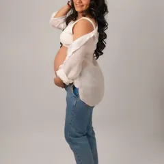 Another take on the casual jeans look. This mama-to-be looks so happy and relaxed, proving you don't need a gown to glow.