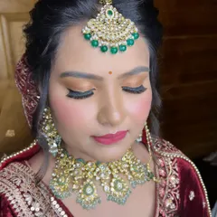 A closer look at the soft and elegant makeup for this Rajasthani bride. The focus is on flawless skin and gently defined eyes, allowing her stunning green and gold jewellery to take center stage.