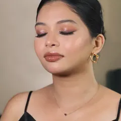 A clean, glossy look where the skin is the main focus. I used highlighting techniques to create this fresh, dewy glow that looks polished and modern. The peachy tones on the eyes and lips add a soft warmth.