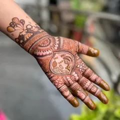This baby shower mehendi features a sweet silhouette of a mother and child inside the palm. I also added fun details like baby feet and smiley faces on the fingertips.
