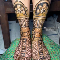 This design for the feet features rows of elephants and beautiful peacock figures, perfectly matching a traditional Rajasthani bridal style.